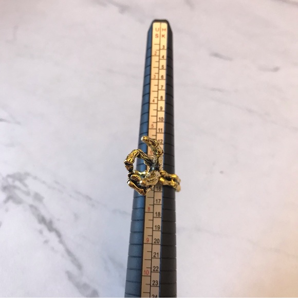 Skeleton Hand Ring - Picture 5 of 5